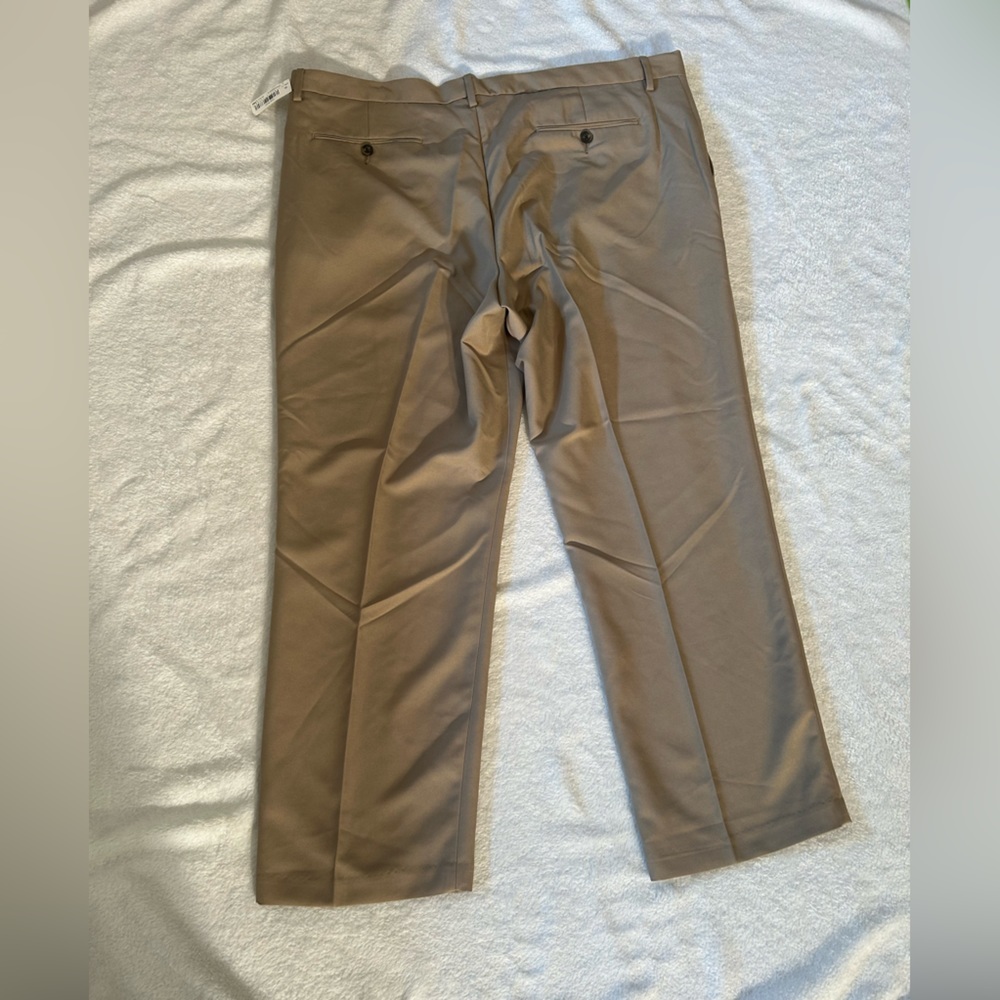 Men's Classic-Fit Wrinkle-Resistant Pleated Chino Pant size 42w x 29L - Picture 4 of 9